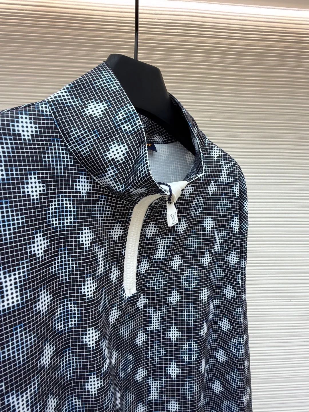 LOUIS VUITTON SKI ski series long-sleeved zipper closure design T-shirt ●Original version: Purchased and developed by 10239 ●Item number: 1681632-A55 ●Fabric: cotton fabric ●Technology: printing production ●Version: fitted version ●Weight: about 300 grams ●Size: S-M-L-XL ●Description: Stand-up collar design with half-zip closure, neat and stylish to wear. The body of the garment adopts digital printing technology, with clear and three-dimensional patterns and exquisite details. The splicing between the front and back pieces adopts flat-turn open-stitching technology, the stitching is even and neat, and the lines are clear and smooth. The ribbed design on the hem and cuffs is both windproof and warm and can modify your figure. The entire top embodies Louis Vuitton's ultimate pursuit of quality and craftsmanship from fabric selection, tailoring to detail processing. It not only retains the elegant style of classic items, but also incorporates modern design language, making it suitable for various occasions and showing a low-key and luxurious fashion attitude. The overall wiring is straight and delicate, the fabric is comfortable and soft, and the color is consistent without color difference. It can be matched with the same style to create a fashionable look and control various occasions. Customized accessories, complete with three standards, same style for men and women!